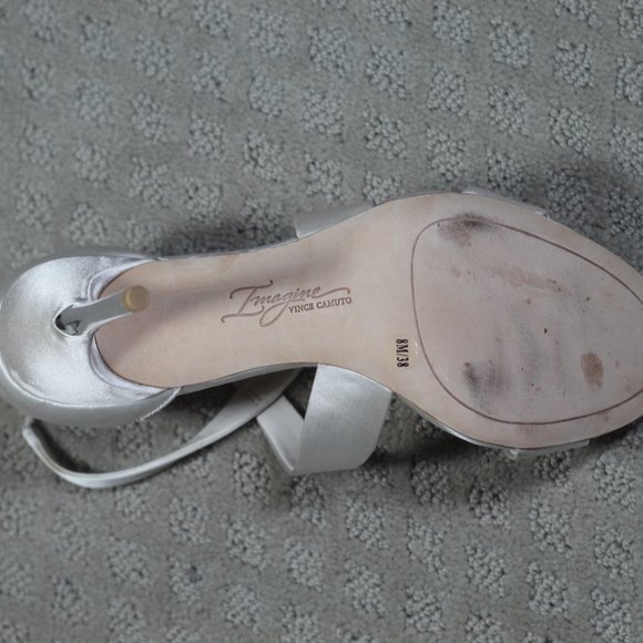 Imagine by Vince Camuto Size 8 White Satin 3.5" Silver Metal Cover Heel Like new - Picture 3 of 5